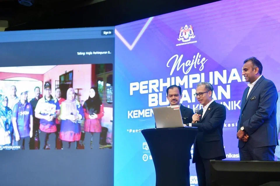 Menteri Komunikasi Malaysia, Encik Fahmi Fadzil (tengah), ketika merasmikan Majlis Perhimpunan Bulanan Kementerian Komunikasi di Putrajaya pada 17 Disember.