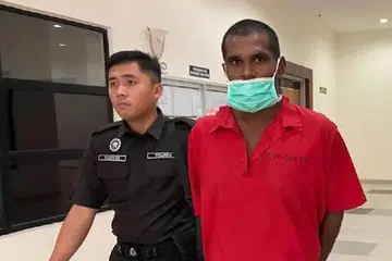 Navindran Subramanian pulang ke rumah dalam keadaan mabuk dan marah apabila ibunya enggan memberinya wang. 