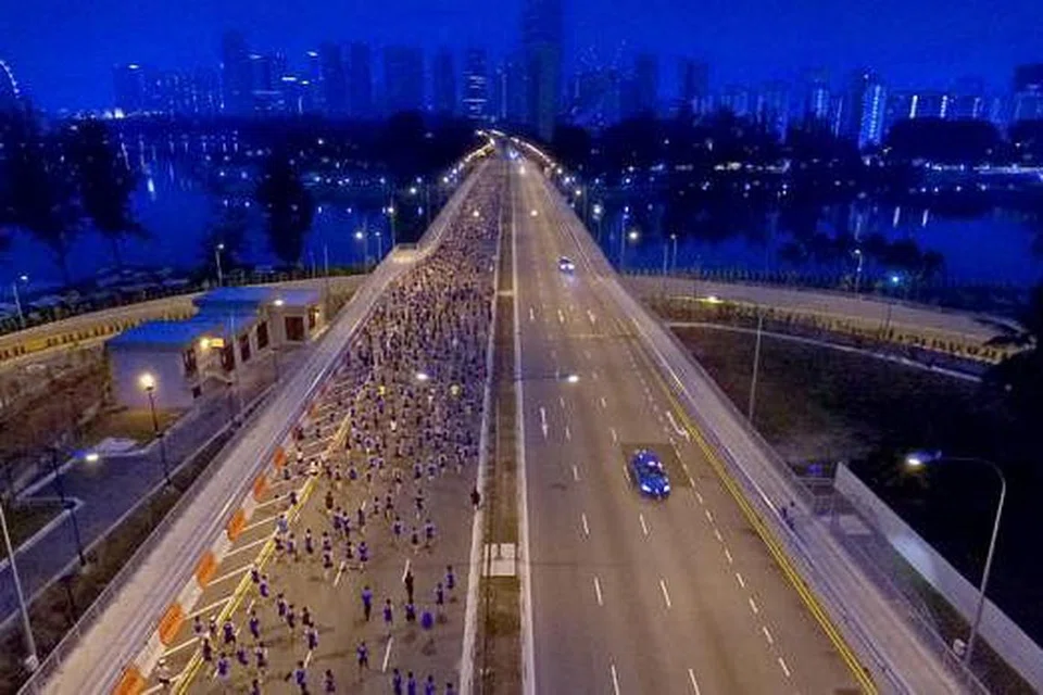 PAGI YANG INDAH: Para peserta di acara larian anjuran akhbar The Straits Times. - Foto THE STRAITS TIMES 