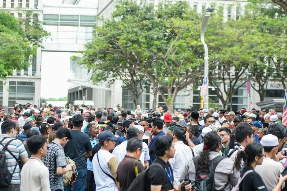 Penyokong bekas Perdana Menteri Malaysia, Encik Najib Tun Razak, membanjiri perkarangan Istana Kehakiman Putrajaya untuk memberi sokongan terhadap bekas Presiden Umno itu yang mengemukakan semakan kehakiman bagi mengesahkan kewujudan titah adendum (perintah tambahan) Yang di-Pertuan Agong ke-16, Sultan Abdullah Ahmad Shah, yang membenarkan beliau menjalani baki hukuman penjara sebagai tahanan di rumah.