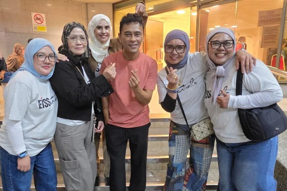 Pegawai temu duga pembantu rumah, Cik Zahariah Alang Mohamed (dua dari kanan) sanggup berulang-alik dari Singapura ke Kuala Lumpur, demi memberi sokongan kepada idolanya, Iskandar Ismail (tiga dari kanan), yang kini berjuang dalam pusingan akhir program ‘Gegar Vaganza 12 (GV12). Bersama Cik Zahariah ialah peminat Eiss yang hanya ingin dikenali sebagai (dari kiri) Cik Dessy, Cik Zai, Cik Badariah, dan Cik Amna.