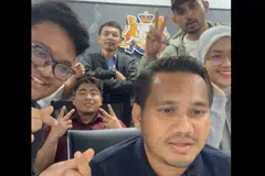 Pengerusi Jawatankuasa Kerja Raya, Pengangkutan, Infrastruktur dan Komunikasi Johor, Encik Mohamad Fazli Mohamad Salleh (tengah), bersama pegawainya pada siaran langsung Borak Santai mengenai perkembangan projek lebuh raya di Johor.