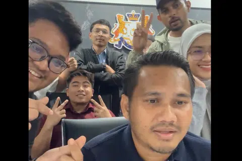 Pengerusi Jawatankuasa Kerja Raya, Pengangkutan, Infrastruktur dan Komunikasi Johor, Encik Mohamad Fazli Mohamad Salleh (tengah), bersama pegawainya pada siaran langsung Borak Santai mengenai perkembangan projek lebuh raya di Johor.