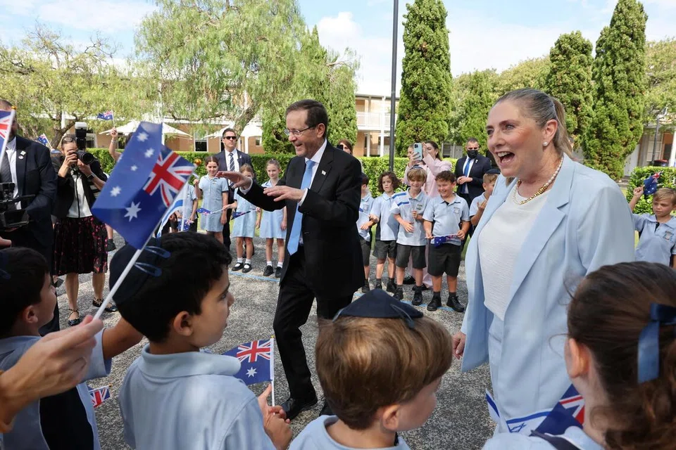 Presiden Israel, Isaac Herzog, bersama Isteri Negara, Michal Herzog, bertemu para pelajar di Moriah War Memorial College semasa lawatan negaranya ke Australia, susulan insiden tembakan beramai-ramai yang mengorbankan nyawa pada sambutan Hanukkah Yahudi di Bondi Beach pada 14 Disember lalu, di Sydney, Australia, 10 Februari 2026.