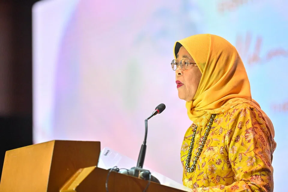 NASIHAT BUAT MASYARAKAT: Puan Halimah Yacob berucap tentang kepentingan perpaduan sosial, pembelajaran sepanjang hayat dan semangat saling membantu masyarakat. 