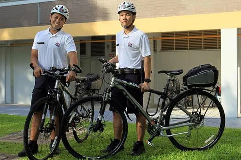 'BERSENJATAKAN' KAMERA: Pegawai polis di barisan hadapan akan mula menggunakan kamera badan mulai pertengahan tahun ini. - Foto fail