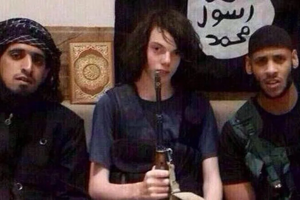 DITEMUI: Gambar remaja, yang dikenali sebagai Jonathan Edwards, memegang senjata api bersama dua lelaki yang dipercayai anggota IS disebar melalui Twitter. - Foto TWITTER