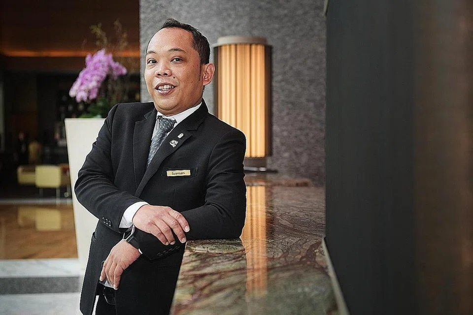 TINGKAT KEMAHIRAN, NAIK PANGKAT: Encik Syamsaini Ramli, meraih manfaat daripada Skim Sokongan Latihan Daya Kerja (WTS) untuk jalani latihan yang membolehkan beliau meraih Sijil WSQ dalam Operasi Keselamatan. Beliau kemudian dinaikkan pangkat dan menerima gaji lebih tinggi. - Foto BH oleh ALPHONSUS CHERN