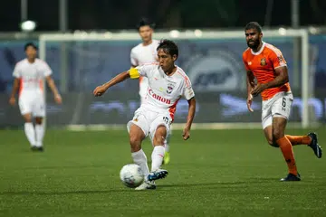 MAHU HADIAH HARI JADI: Kyoga (tengah) berkata kemenangan terhadap Home United petang ini akan menjadi hadiah hari jadi istimewa buat dirinya. - Foto FB ALBIREX NIIGATA FC