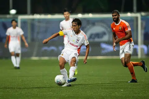 MAHU HADIAH HARI JADI: Kyoga (tengah) berkata kemenangan terhadap Home United petang ini akan menjadi hadiah hari jadi istimewa buat dirinya. - Foto FB ALBIREX NIIGATA FC