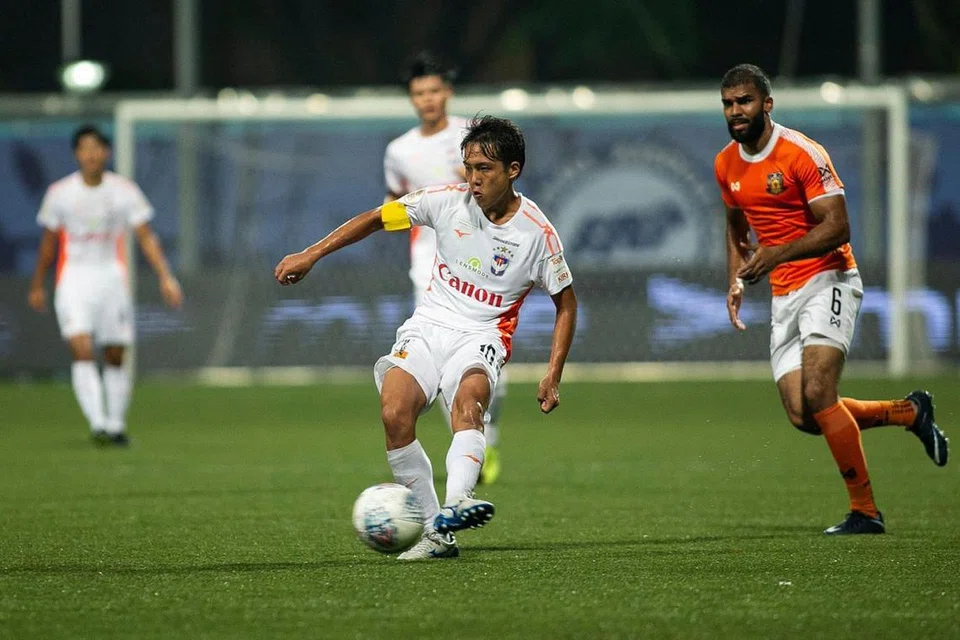 MAHU HADIAH HARI JADI: Kyoga (tengah) berkata kemenangan terhadap Home United petang ini akan menjadi hadiah hari jadi istimewa buat dirinya. - Foto FB ALBIREX NIIGATA FC