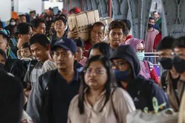 Orang ramai yang pulang dari kampung halaman tiba di stesen kereta api Pasar Senen di Jakarta, Indonesia, pada 13 April 2024. Indonesia menyaksikan jutaan orang mula pulang dari kampung halaman ke kota selepas sambutan Aidilfitri. 