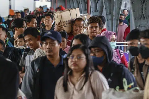 Orang ramai yang pulang dari kampung halaman tiba di stesen kereta api Pasar Senen di Jakarta, Indonesia, pada 13 April 2024. Indonesia menyaksikan jutaan orang mula pulang dari kampung halaman ke kota selepas sambutan Aidilfitri. 