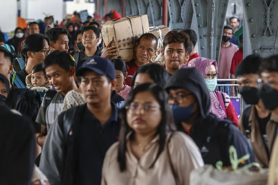 Orang ramai yang pulang dari kampung halaman tiba di stesen kereta api Pasar Senen di Jakarta, Indonesia, pada 13 April 2024. Indonesia menyaksikan jutaan orang mula pulang dari kampung halaman ke kota selepas sambutan Aidilfitri. 