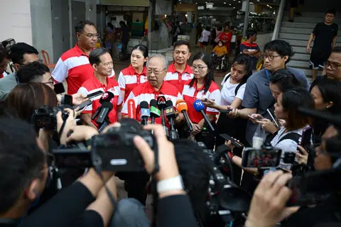 Pengerusi Parti Kemajuan Singapura (PSP), Dr Tan Cheng Bock (tiga dari kanan), mengumumkan barisan bakal calon GRC West Coast-Jurong West dan SMC Pioneer yang dianggotai (dari kiri) Encik Sani Ismail; Setiausaha Agung parti, Encik Leong Mun Wai, Cik Stephanie Tan, Encik Sumarleki Amjah dan naib pengerusi pertama PSP, Cik Hazel Poa, di Pasar dan Pusat Makanan Taman Jurong pada 20 April. 