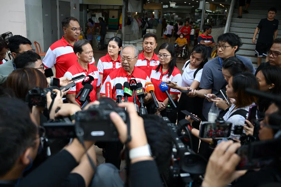 Pengerusi Parti Kemajuan Singapura (PSP), Dr Tan Cheng Bock (tiga dari kanan), mengumumkan barisan bakal calon GRC West Coast-Jurong West dan SMC Pioneer yang dianggotai (dari kiri) Encik Sani Ismail; Setiausaha Agung parti, Encik Leong Mun Wai, Cik Stephanie Tan, Encik Sumarleki Amjah dan naib pengerusi pertama PSP, Cik Hazel Poa, di Pasar dan Pusat Makanan Taman Jurong pada 20 April. 