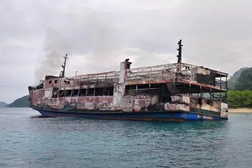 Asap masih keluar daripada feri penumpang M/V June Aster yang terbakar di perairan Coron, wilayah Palawan, Filipina, pada 10 September 2026. Sekurang-kurangnya lima orang maut dan 87 lagi dilaporkan masih hilang, ketika Pengawal Pantai Filipina meneruskan operasi mencari dan menyelamat mangsa.