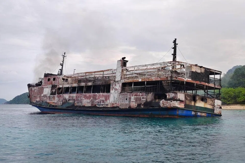 Asap masih keluar daripada feri penumpang M/V June Aster yang terbakar di perairan Coron, wilayah Palawan, Filipina, pada 10 September 2026. Sekurang-kurangnya lima orang maut dan 87 lagi dilaporkan masih hilang, ketika Pengawal Pantai Filipina meneruskan operasi mencari dan menyelamat mangsa.