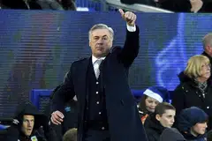CAPAI KEJAYAAN SULUNG: Pengurus baru Everton, Carlo Ancelotti, berjaya membantu anak buahnya menumbangkan Burnley 1-0 dalam perlawanan sulungnya. - Foto AP