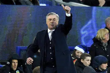 CAPAI KEJAYAAN SULUNG: Pengurus baru Everton, Carlo Ancelotti, berjaya membantu anak buahnya menumbangkan Burnley 1-0 dalam perlawanan sulungnya. - Foto AP