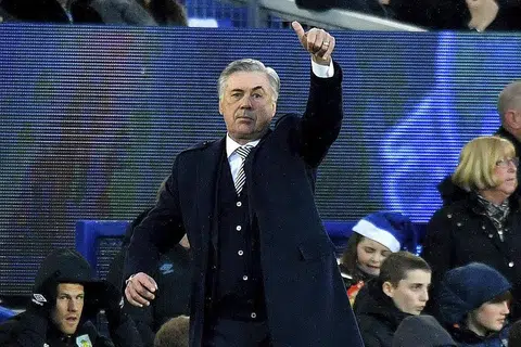 CAPAI KEJAYAAN SULUNG: Pengurus baru Everton, Carlo Ancelotti, berjaya membantu anak buahnya menumbangkan Burnley 1-0 dalam perlawanan sulungnya. - Foto AP