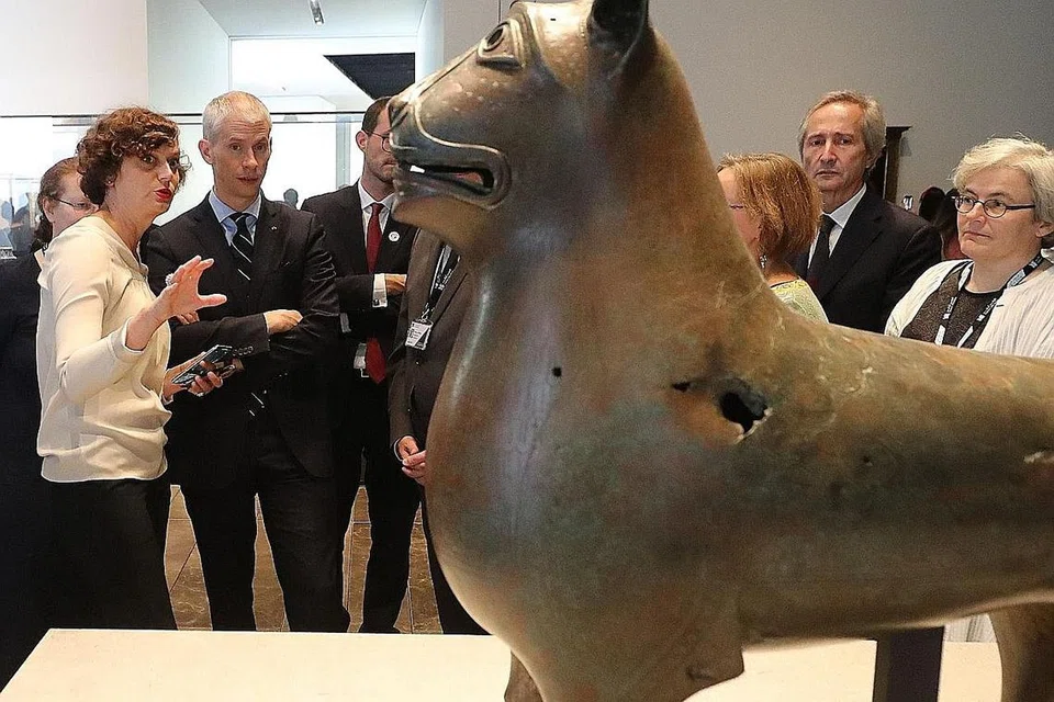 PAMERAN DI MUZIUM: Menteri Kebudayaan Perancis, Encik Franck Riester (kedua dari kiri) semasa melawat Muzium Louvre Abu Dhabi yang direka oleh arkitek Perancis, Jean Nouvel. - Foto AFP 