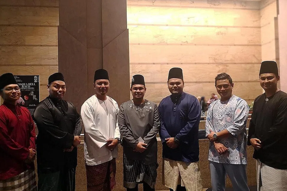 LANGKAH MAJU: Anggota dikir pella 'Juara', yang terdiri daripada (dari kiri) Rico Setiabudi, Rifaah Ridzuwanulhakim, Hakim Rohimin, Rajis Sharif, Aqmal Noor, Raja Razie dan Elfee Ismail. - Foto-foto JUARA DIKIR PELLA