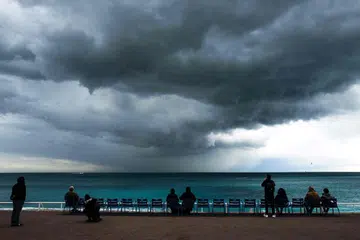 awan membina di atas Laut Mediterranean dari “Promenade des Anglais” di bandar riviera Perancis Nice pada 18 April 2024 (gambar hiasan)