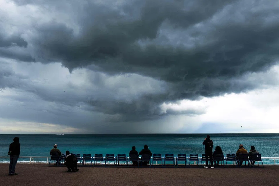 awan membina di atas Laut Mediterranean dari “Promenade des Anglais” di bandar riviera Perancis Nice pada 18 April 2024 (gambar hiasan)