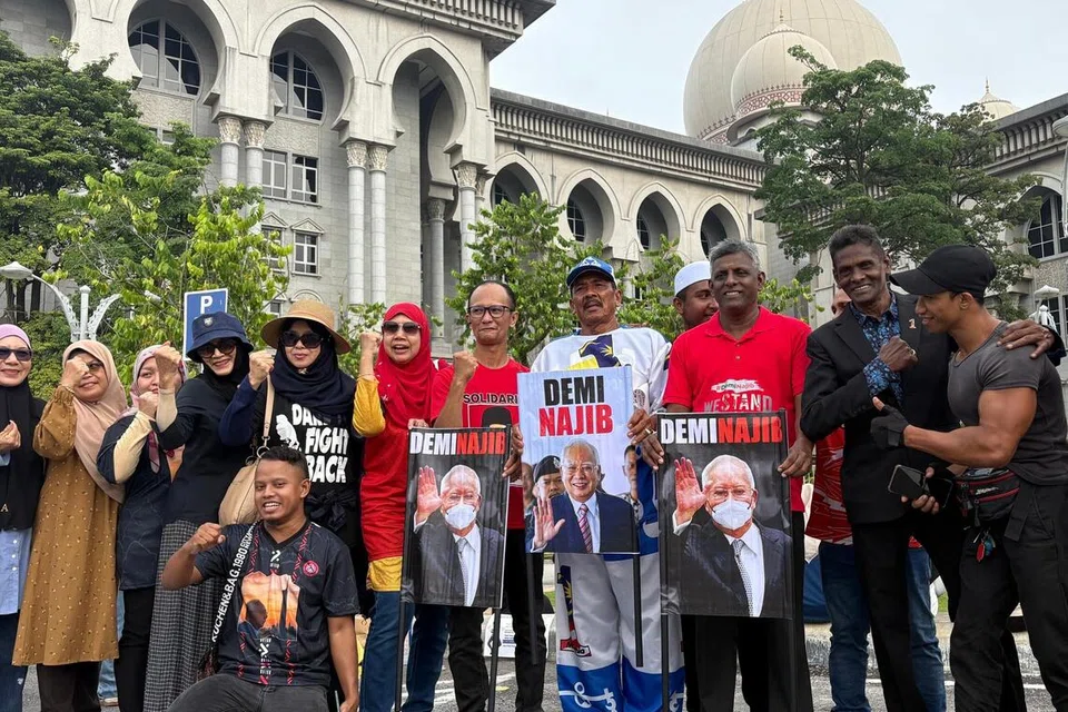 Sebahagian penyokong bekas Perdana Menteri Malaysia, Encik Najib Tun Razak, yang hadir ke Istana Kehakiman Putrajaya pada 26 Disember.