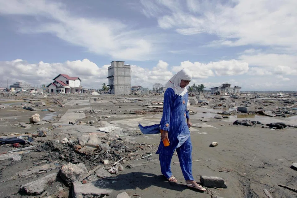 Seorang penduduk Meulaboh dirakam berjalan di pesisiran pantai Meulaboh, Aceh, selepas tsunami pada 26 Disember 2004 memusnahkan 80 peratus daripada kawasan itu.