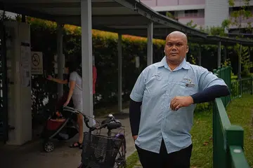 BIMBANG SOAL MASA DEPAN: Encik Faizal bimbang tentang simpanannya buat masa depan, memandangkan gaji yang dibawa pulang setiap bulan sebagai pekerja pembersih tidak begitu besar. - Foto BH oleh MARK CHEONG