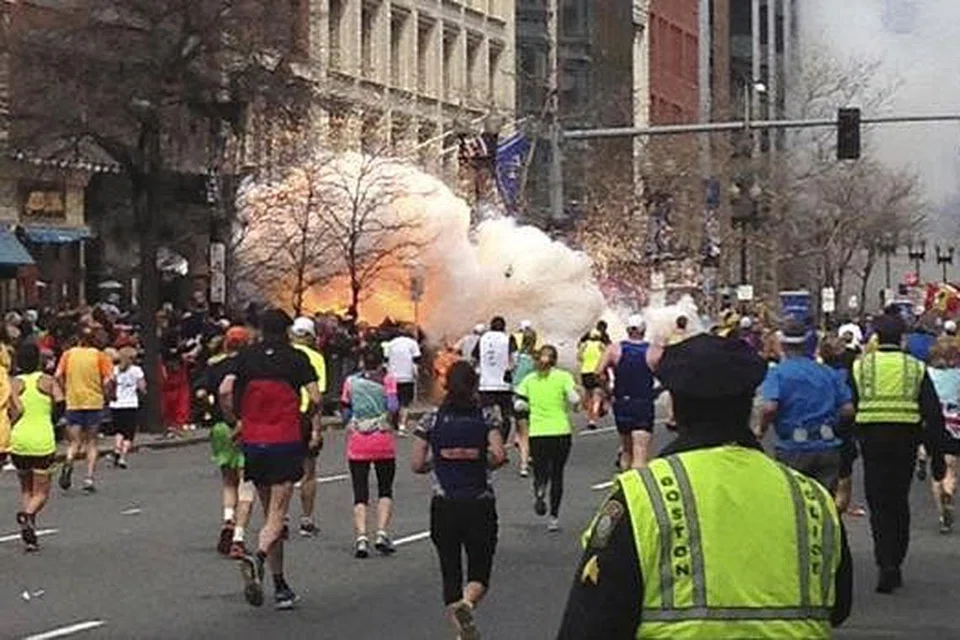 KEGANASAN: Bom meledak berdekatan garisan penamat Maraton Boston pada 15 April 2013 menggariskan bahawa tindakan pengganasan wujud dan mesti dibasmi secara menyeluruh. - Foto REUTERS