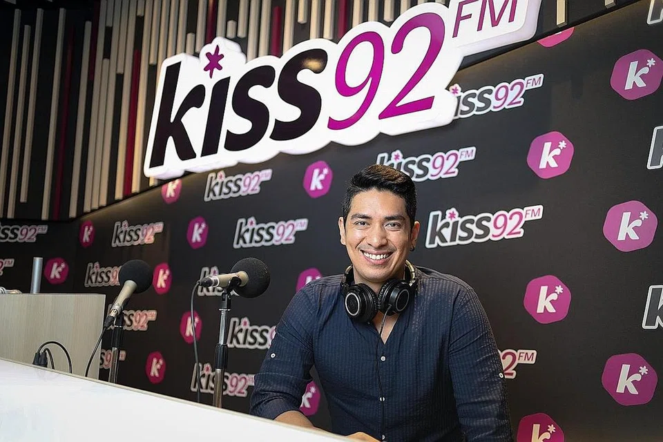 TAK KISAH BERATUR PANJANG: Personaliti radio, Divian Nair dari Kiss92, tidak kisah beratur panjang setiap kali mahu menjamu selera nasi lemak di Adam Road. - Foto fail