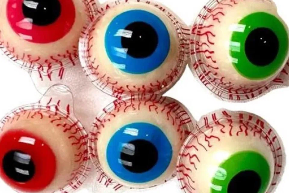 Gula-gula kenyal berbentuk mata atau gummy eyeball yang disifatkan boleh menjadi perangkap maut buat kanak-kanak kerana boleh menyebabkan saluran pernafasan kanak-kanak tersekat. Penjualannya kini dilarang di Malaysia.