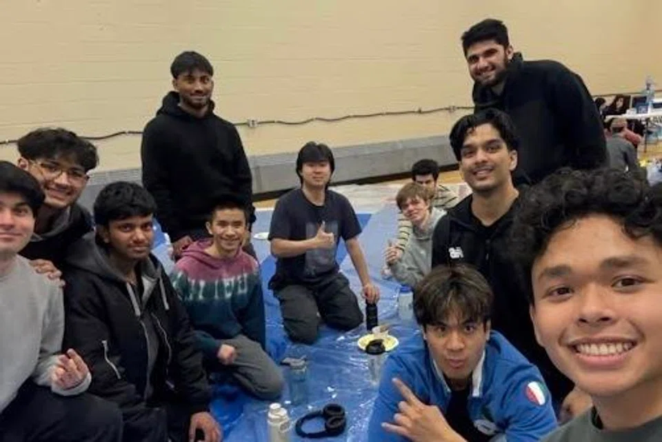 Encik Hanafi Jaafar (kanan) bersama rakan-rakannya daripada Persatuan Muslim Queen’s University Canada, dalam satu pertemuan yang menghimpunkan pelajar Muslim dan bukan Muslim semasa sesi iftar yang diadakan pada 2026.