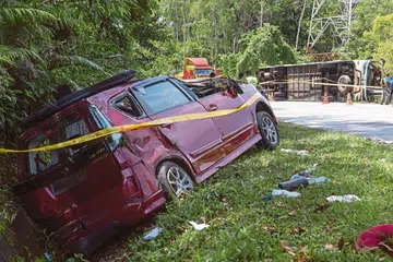 Keadaan kenderaan pelbagai guna milik pasangan guru yang terbabit dalam kemalangan dengan bas yang membawa pelajar UPSI di Jalan Raya Timur-Barat (JRTB) berhampiran Tasik Banding, Gerik, pada 9 Jun.