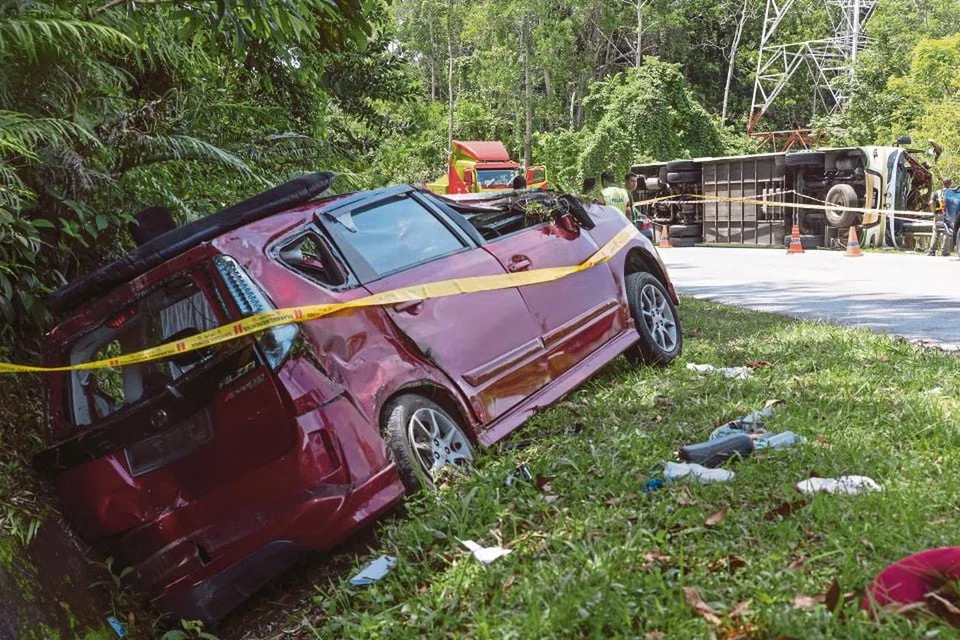 Keadaan kenderaan pelbagai guna milik pasangan guru yang terbabit dalam kemalangan dengan bas yang membawa pelajar UPSI di Jalan Raya Timur-Barat (JRTB) berhampiran Tasik Banding, Gerik, pada 9 Jun.