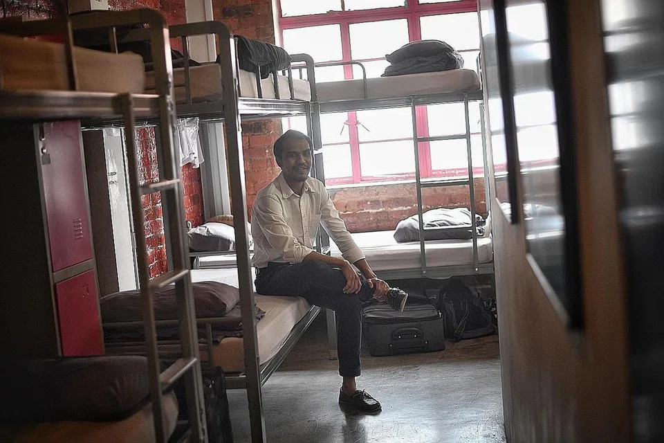 IMPIAN JADI KENYATAAN: Encik Mustaffa di salah satu bilik hostel The Shophouse. 