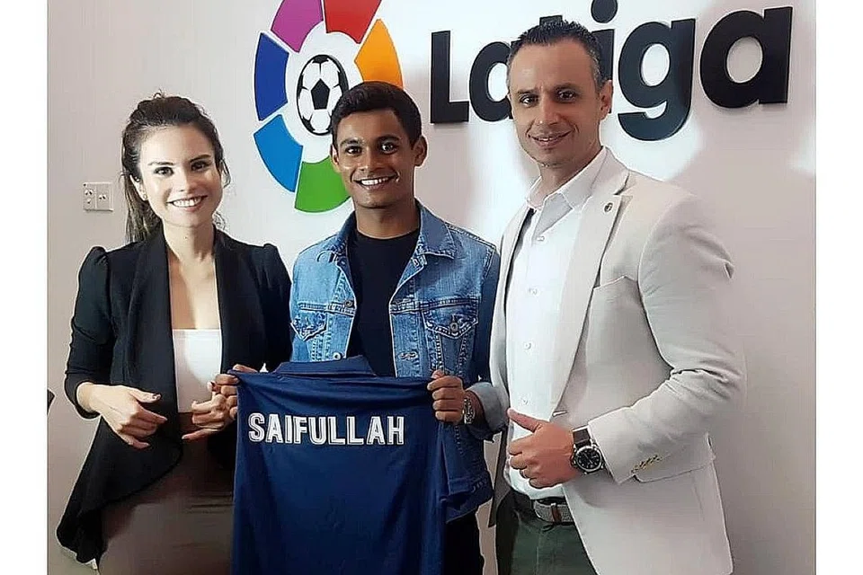 WAKILI PEMAIN TEMPATAN: Ashikin Hashim (kiri) membantu pemain muda setempat, Saifullah Akbar (tengah) mendapatkan latihan percubaan di kelab Sepanyol Tenerife sekitar dua tahun lalu. Bersama mereka adalah pengarah urusan pejabat La Liga Singapura, Ivan Codina. - Foto ihsan ASH HASHIM