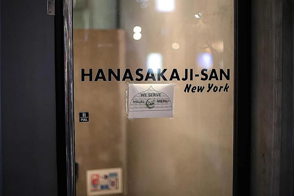 MENU HALAL: Restoran Hanasakiji-San ini meletakkan notis di pintu masuk restoran bagi memaklumkan pelanggan ia menyajikan hidangan halal.