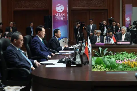 PERKUKUH KERJASAMA: Perdana Menteri Lee Hsien Loong (kanan) menggesa perkukuh kerjasama dalam beberapa bidang. Sidang Puncak Asean Plus 3 itu diadakan bersama (dari kiri) Perdana Menteri China, Encik Li Qiang; Presiden Korea Selatan, Encik Yoon Suk Yeol, dan Perdana Menteri Jepun, Encik Fumio Kishida. 