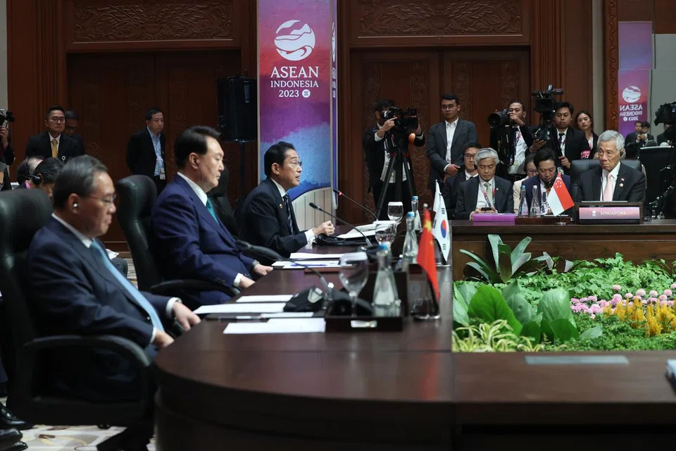 PERKUKUH KERJASAMA: Perdana Menteri Lee Hsien Loong (kanan) menggesa perkukuh kerjasama dalam beberapa bidang. Sidang Puncak Asean Plus 3 itu diadakan bersama (dari kiri) Perdana Menteri China, Encik Li Qiang; Presiden Korea Selatan, Encik Yoon Suk Yeol, dan Perdana Menteri Jepun, Encik Fumio Kishida. 