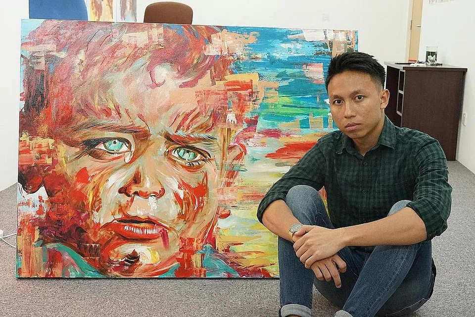 CALITAN MAKNA: Muhammad Nurman mempamerkan lukisan 'Bayi' yang berukuran 121sm x 91sm, yang termahal dalam pameran yang diadakan di Ministry of Recovery, Oxley BizHub, bulan lalu. - Foto AYOB ISMAIL