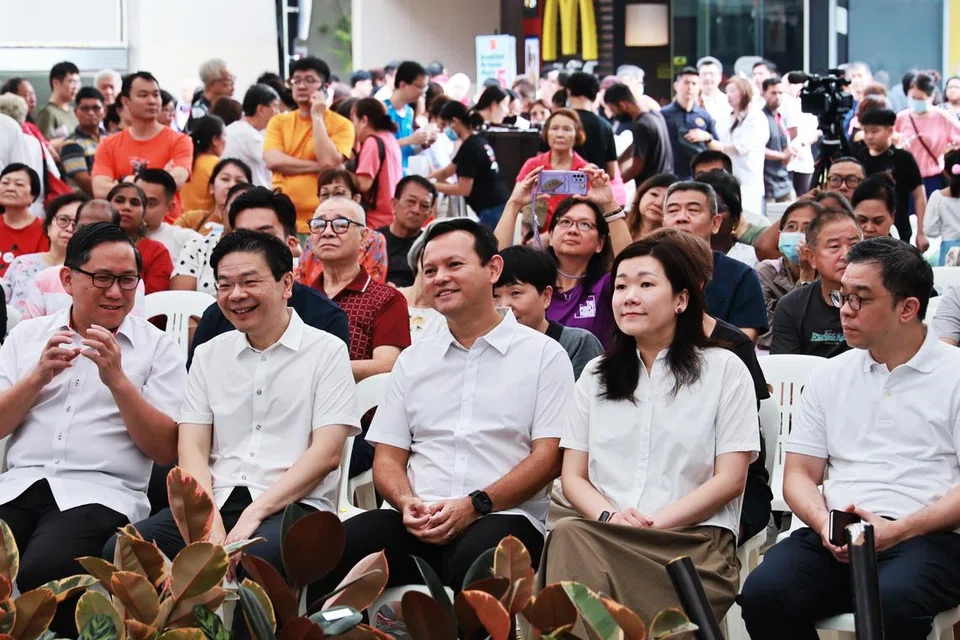 Anggota Parlimen (AP) GRC Marsiling-Yew Tee (dari kiri) Encik Alex Yam; Perdana Menteri, Encik Lawrence Wong; Menteri Negara Kanan (Pertahanan merangkap Tenaga Manusia), Encik Zaqy Mohamad; Cik Hany Soh; Penasihat kedua Pertubuhan Akar Umbi (GRO) Limbang, Encik Ong Teng Koon di pelancaran Pelan Induk Majlis Bandaran Marsiling-Yew Tee (2025-2030), di Yew Tee Square pada 5 April. 