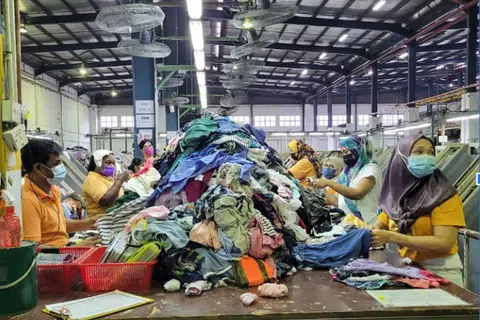 Fabrik yang dikumpul di tong mengitar semula fabrik, Kloth Cares, dipilih dan diagihkan kepada  lebih 500 kategori dan diberi gred.