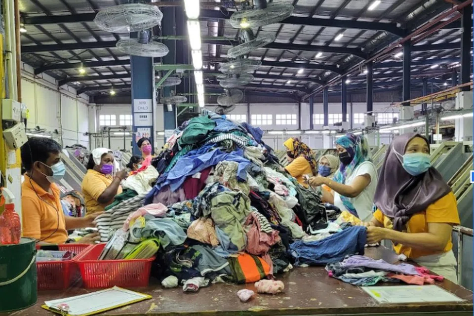 Fabrik yang dikumpul di tong mengitar semula fabrik, Kloth Cares, dipilih dan diagihkan kepada  lebih 500 kategori dan diberi gred.