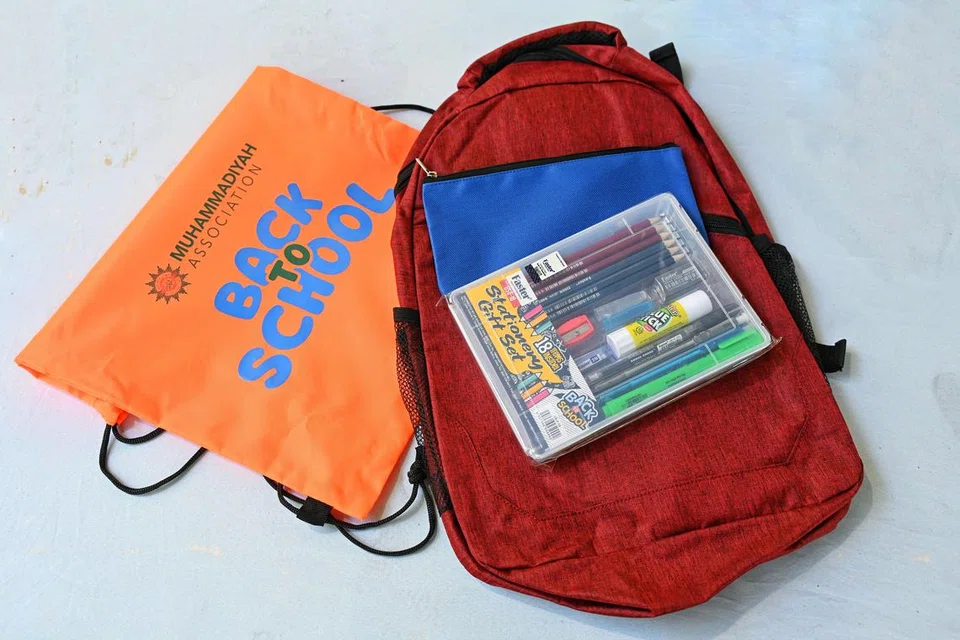 Sebanyak 120 kit ‘Kembali ke Sekolah’ diberi semasa acara pengagihan pada 8 Disember. Ia merangkumi beg galas, set alat tulis lengkap dan baucar di samping cermin mata bagi yang memerlukannya.