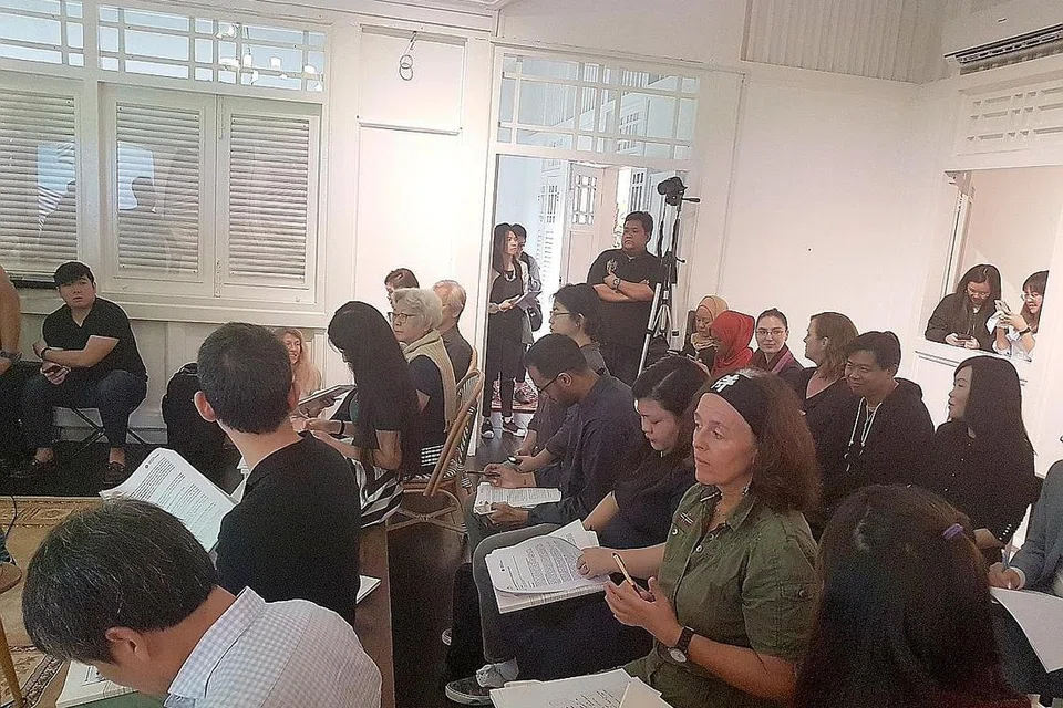 MENDENGAR TAKLIMAT: Sekumpulan wartawan dan peserta Pesta Penulis Singapura 2018 menghadiri sidang akhbar di Rumah Temenggong di Mount Faber Selasa lalu. Acara tahun ini bakal menampilkan lebih 390 penulis dan penceramah dari dalam dan luar negara. - Foto BM oleh CHAIRUL FAHMY HUSSAINI