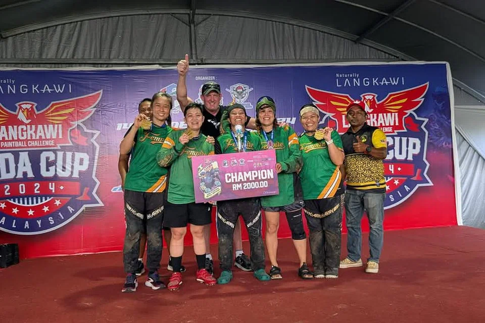 Cik Hafidah Abdul Hamid (empat dari kanan) bersama pasukannya bertanding di Langkawi, Malaysia pada Disember 2024.